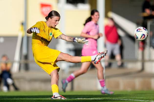 Lisa Bayer Goalkeeper, Goalkeeper, Fürth, 1 on kick, cropped, full body, single image, single photo, action, action, 31 08 2025, St Leon Rot Germany , Football, Women, Regionalliga Süd, TSG 1899 Hoffenheim U20 SpVgg Greuther Fürth, 31 08 2025, St Leon Rot Germany , Soccer, Women, Regionalliga Süd, TSG 1899 Hoffenheim U20 SpVgg Greuther Fürth, DFB DFL REGULATIONS PROHIBIT ANY USE OF PHOTOGRAPHS AS IMAGE SEQUENCES AND OR QUASI VIDEO xozx