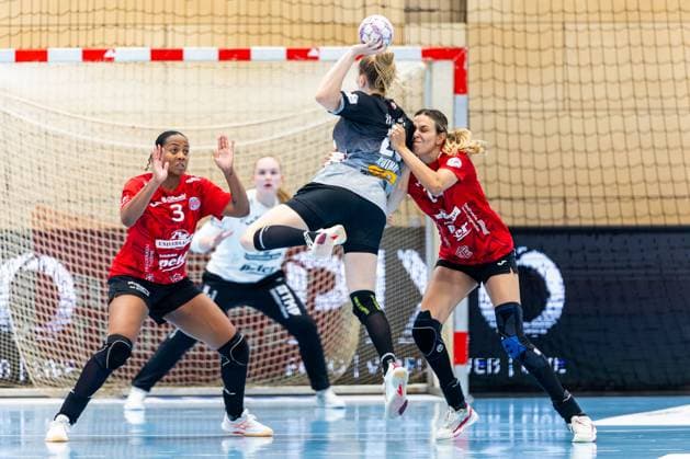 31 08 2025, GER, Handball, Women, Season 2025 2026, Alsco 1 Bl, 1 Matchday, Thueringer HC SV Union Halle Neustadt Wildcats Cara Reuthal SV Union Halle Neustadt Wildcats Anika Niederwieser Thueringer HC,14 Sharon Nooitmeer Thueringer HC,3 99947 Bad Langensalza Salza Halle Sporthalle Mehrz Thüringen Germany