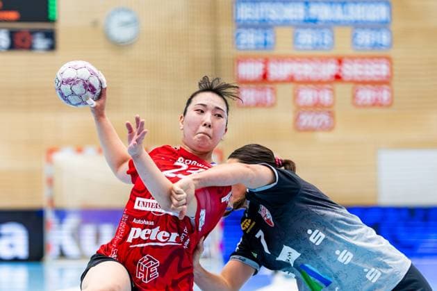 31 08 2025, GER, Handball, Women, Season 2025 2026, Alsco 1 Bl, 1 Matchday, Thueringer HC SV Union Halle Neustadt Wildcats Lynn Molenaar SV Union Halle Neustadt Wildcats Natsuki Aizawa Thueringer HC,23 99947 Bad Langensalza Salza Halle Sporthalle Mehrz Thüringen Germany