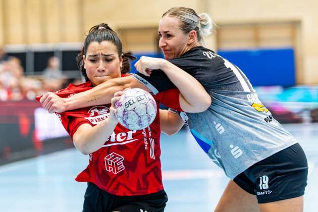 31 08 2025, GER, Handball, Women, Season 2025 2026, Alsco 1 Bl, 1 Matchday, Thueringer HC SV Union Halle Neustadt Wildcats Lea Gruber SV Union Halle Neustadt Wildcats Giulia Guarieiro Thueringer HC,13 99947 Bad Langensalza Salza Halle Sporthalle Mehrz Thüringen Germany
