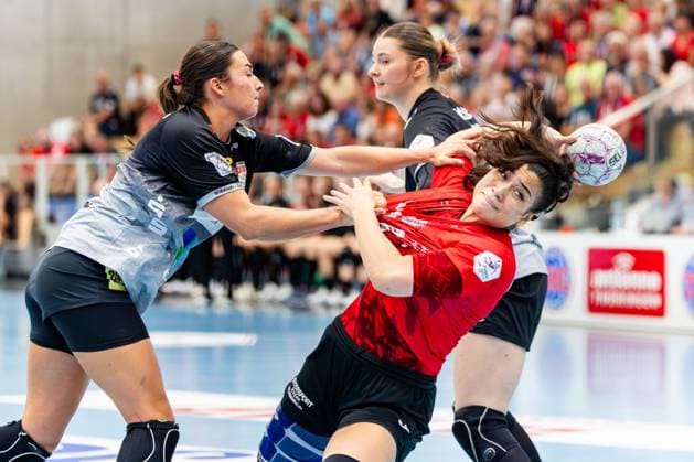 31 08 2025, GER, Handball, Women, Season 2025 2026, Alsco 1 Bl, 1 Matchday, Thueringer HC SV Union Halle Neustadt Wildcats Lynn Molenaar SV Union Halle Neustadt Wildcats Giulia Guarieiro Thueringer HC,13 99947 Bad Langensalza Salza Halle Sporthalle Mehrz Thüringen Germany