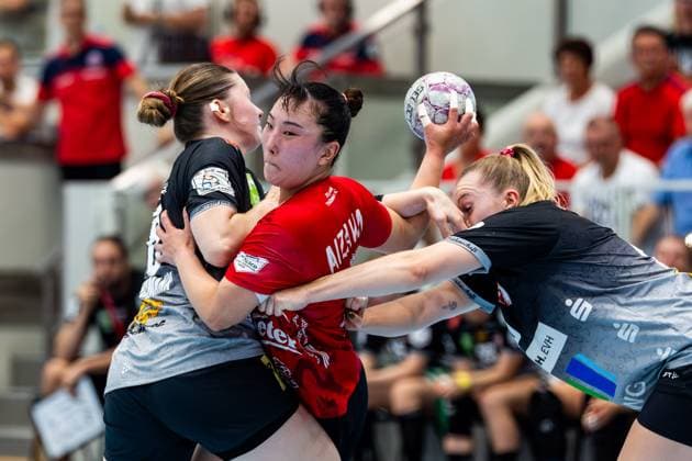 31 08 2025, GER, Handball, Women, Season 2025 2026, Alsco 1 Bl, 1 Matchday, Thueringer HC SV Union Halle Neustadt Wildcats Natsuki Aizawa Thueringer HC,23 Cara Reuthal SV Union Halle Neustadt Wildcats Lucy Strauchmann SV Union Halle Neustadt Wildcats 99947 Bad Langensalza Salza Halle Sporthalle Mehrz Thüringen Germany