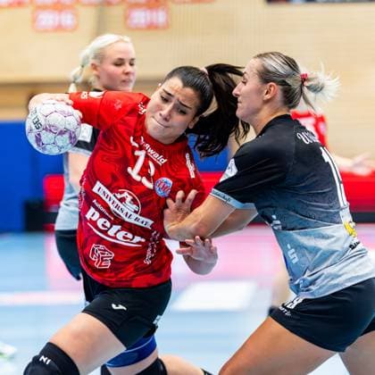 31 08 2025, GER, Handball, Women, Season 2025 2026, Alsco 1 Bl, 1 Matchday, Thueringer HC SV Union Halle Neustadt Wildcats Lea Gruber SV Union Halle Neustadt Wildcats Giulia Guarieiro Thueringer HC,13 99947 Bad Langensalza Salza Halle Sporthalle Mehrz Thüringen Germany