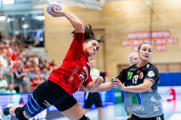 31 08 2025, GER, Handball, Women, Season 2025 2026, Alsco 1 Bl, 1 Matchday, Thueringer HC SV Union Halle Neustadt Wildcats Lea Gruber SV Union Halle Neustadt Wildcats Giulia Guarieiro Thueringer HC,13 99947 Bad Langensalza Salza Halle Sporthalle Mehrz Thüringen Germany