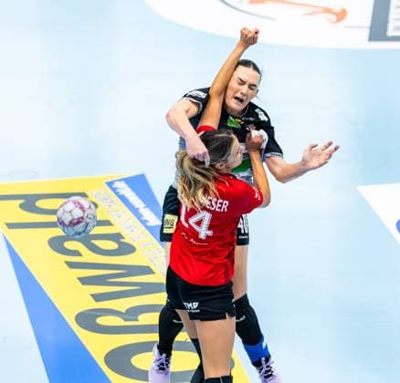 31 08 2025, GER, Handball, Women, Season 2025 2026, Alsco 1 Bl, 1 Matchday, Thueringer HC SV Union Halle Neustadt Wildcats Tena Petika SV Union Halle Neustadt Wildcats Anika Niederwieser Thueringer HC,14 99947 Bad Langensalza Salza Halle Sporthalle Mehrz Thüringen Germany