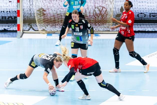 31 08 2025, GER, Handball, Women, Season 2025 2026, Alsco 1 Bl, 1 Matchday, Thueringer HC SV Union Halle Neustadt Wildcats Marie Polakova SV Union Halle Neustadt Wildcats Johanna Reichert Thueringer HC,29 99947 Bad Langensalza Salza Halle Sporthalle Mehrz Thüringen Germany