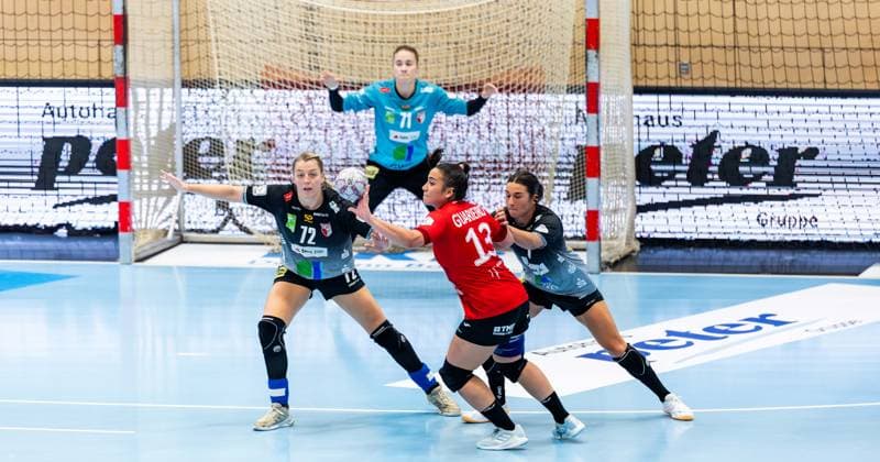 31 08 2025, GER, Handball, Women, Season 2025 2026, Alsco 1 Bl, 1 Matchday, Thueringer HC SV Union Halle Neustadt Wildcats Lynn Molenaar SV Union Halle Neustadt Wildcats Ilona Kieffer SV Union Halle Neustadt Wildcats Giulia Guarieiro Thueringer HC,13 99947 Bad Langensalza Salza Halle Sporthalle Mehrz Thüringen Germany
