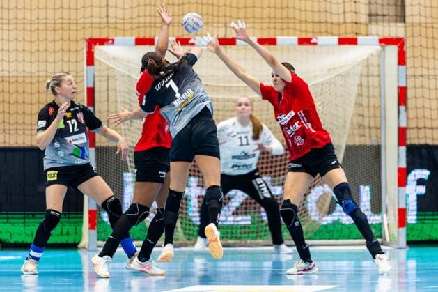 31 08 2025, GER, Handball, Women, Season 2025 2026, Alsco 1 Bl, 1 Matchday, Thueringer HC SV Union Halle Neustadt Wildcats Lynn Molenaar SV Union Halle Neustadt Wildcats Sharon Nooitmeer Thueringer HC,3 Anika Niederwieser Thueringer HC,14 99947 Bad Langensalza Salza Halle Sporthalle Mehrz Thüringen Germany