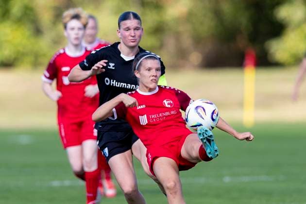 Regionalliga Nordost Frauen 1 FFV Erfurt vs 1 FC Magdeburg Erfurt 31 08 2025 Amy Cienskowski 25 1 FC Magdeburg vs Tessa Berger 16 1 FFV Erfurt Regionalliga Nordost Frauen 1 FFV Erfurt vs 1 FC Magdeburg Sportforum Johannesplatz Erfurt 31 08 2025 Copyright: xBEAUTIFULxSPORTS Duehringx