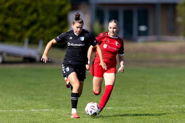 Regionalliga Nordost Frauen 1 FFV Erfurt vs 1 FC Magdeburg Erfurt 31 08 2025 Latoya Maxine Bach 8 1 FC Magdeburg vs Maja Felicitas Bauerschmidt 10 1 FFV Erfurt Regionalliga Nordost Frauen 1 FFV Erfurt vs 1 FC Magdeburg Sportforum Johannesplatz Erfurt 31 08 2025 Copyright: xBEAUTIFULxSPORTS Duehringx