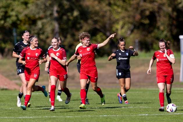 Regionalliga Nordost Frauen 1 FFV Erfurt vs 1 FC Magdeburg Erfurt 31 08 2025 Cheering from left Tessa Berger 16 1 FFV Erfurt , Maja Felicitas Bauerschmidt 10 1 FFV Erfurt , Anna Mittelsdorf 7 1 FFV Erfurt and Katja Groll 14 1 FFV Erfurt Regionalliga Nordost Frauen 1 FFV Erfurt vs 1 FC Magdeburg Sportforum Johannesplatz Erfurt 31 08 2025 Copyright: xBEAUTIFULxSPORTS Duehringx
