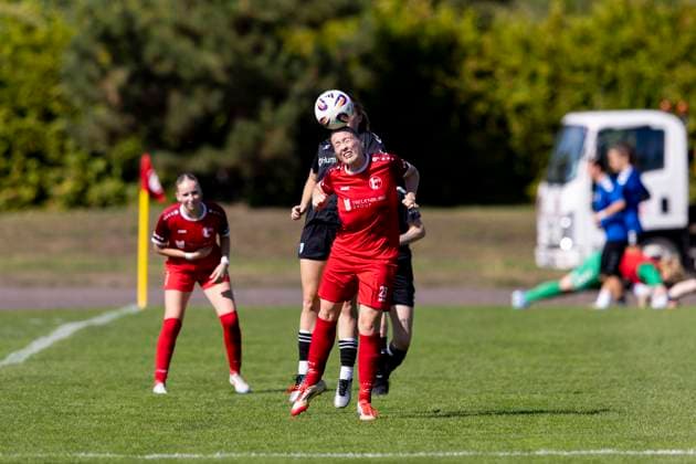 Regionalliga Nordost Frauen 1 FFV Erfurt vs 1 FC Magdeburg Erfurt 31 08 2025 Tabea Alsleben 21 1 FC Magdeburg behind against Lena Frisch 23 1 FFV Erfurt Regionalliga Nordost Frauen 1 FFV Erfurt vs 1 FC Magdeburg Sportforum Johannesplatz Erfurt 31 08 2025 Copyright: xBEAUTIFULxSPORTS Duehringx