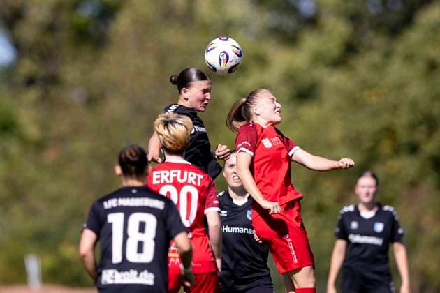 Regionalliga Nordost Frauen 1 FFV Erfurt vs 1 FC Magdeburg Erfurt 31 08 2025 Amy Cienskowski 25 1 FC Magdeburg vs Lena Frisch 23 1 FFV Erfurt Regionalliga Nordost Frauen 1 FFV Erfurt vs 1 FC Magdeburg Sportforum Johannesplatz Erfurt 31 08 2025 Copyright: xBEAUTIFULxSPORTS Duehringx