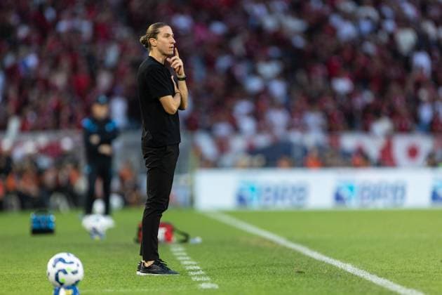 Soccer - Brasileirao 2025 - Flamengo 1:0 Gremio RIO DE JANEIRO, BRAZIL - AUGUST 31: FILIPE LUIS, Head Coach of Flamengo, gestures during the match between Flamengo and Gremio as part of Brasileirao 2025 at Maracana Stadium on August 31, 2025 in Rio de Janeiro, Brazil. Rio de Janeiro Maracana Stadium Brazil Copyright: xRuanoxCarneiroxRuanoxCarneirox
