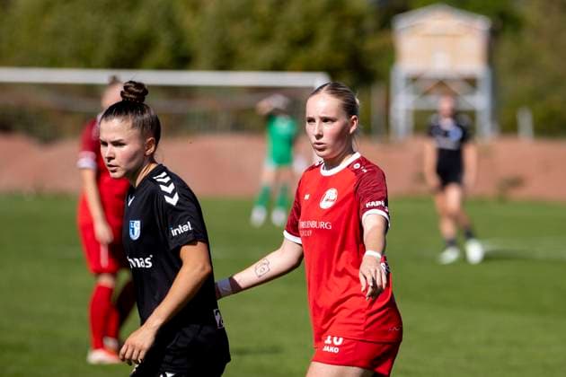 Regionalliga Nordost Frauen 1 FFV Erfurt vs 1 FC Magdeburg Erfurt 31 08 2025 Latoya Maxine Bach 8 1 FC Magdeburg vs Maja Felicitas Bauerschmidt 10 1 FFV Erfurt Regionalliga Nordost Frauen 1 FFV Erfurt vs 1 FC Magdeburg Sportforum Johannesplatz Erfurt 31 08 2025 Copyright: xBEAUTIFULxSPORTS Duehringx