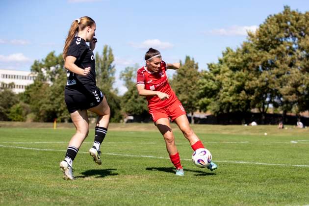 Regionalliga Nordost Frauen 1 FFV Erfurt vs 1 FC Magdeburg Erfurt 31 08 2025 Tessa Berger 16 1 FFV Erfurt vs Tabea Alsleben 21 1 FC Magdeburg Regionalliga Nordost Frauen 1 FFV Erfurt vs 1 FC Magdeburg Sportforum Johannesplatz Erfurt 31 08 2025 Copyright: xBEAUTIFULxSPORTS Duehringx