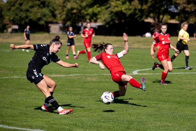 Regionalliga Nordost Frauen 1 FFV Erfurt vs 1 FC Magdeburg Erfurt 31 08 2025 Latoya Maxine Bach 8 1 FC Magdeburg vs Katja Groll 14 1 FFV Erfurt Regionalliga Nordost Frauen 1 FFV Erfurt vs 1 FC Magdeburg Sportforum Johannesplatz Erfurt 31 08 2025 Copyright: xBEAUTIFULxSPORTS Duehringx