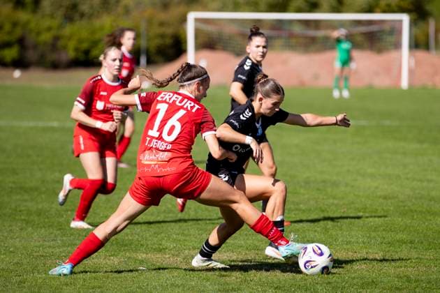 Regionalliga Nordost Frauen 1 FFV Erfurt vs 1 FC Magdeburg Erfurt 31 08 2025 Neele Abraham 18 1 FC Magdeburg vs Tessa Berger 16 1 FFV Erfurt Regionalliga Nordost Frauen 1 FFV Erfurt vs 1 FC Magdeburg Sportforum Johannesplatz Erfurt 31 08 2025 Copyright: xBEAUTIFULxSPORTS Duehringx