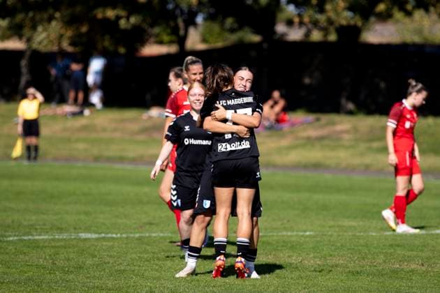Regionalliga Nordost Frauen 1 FFV Erfurt vs 1 FC Magdeburg Erfurt 31 08 2025 Cheers, 1 1 by Theresa Amelie Große 17 1 FC Magdeburg , Amy Marie Brathje 23 1 FC Magdeburg left and Emma Elisabeth Karl 20 1 FC Magdeburg right Regionalliga Nordost Frauen 1 FFV Erfurt vs 1 FC Magdeburg Sportforum Johannesplatz Erfurt 31 08 2025 Copyright: xBEAUTIFULxSPORTS Duehringx