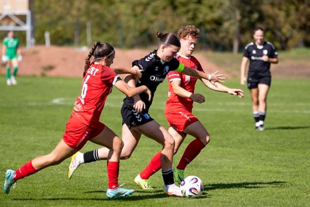 Regionalliga Nordost Frauen 1 FFV Erfurt vs 1 FC Magdeburg Erfurt 31 08 2025 Amy Cienskowski 25 1 FC Magdeburg vs Tessa Berger 16 1 FFV Erfurt left and Anna Mittelsdorf 7 1 FFV Erfurt behind Regionalliga Nordost Frauen 1 FFV Erfurt vs 1 FC Magdeburg Sportforum Johannesplatz Erfurt 31 08 2025 Copyright: xBEAUTIFULxSPORTS Duehringx