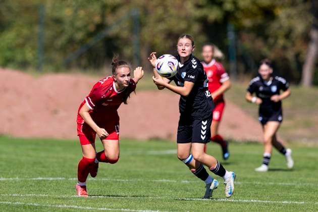 Regionalliga Nordost Frauen 1 FFV Erfurt vs 1 FC Magdeburg Erfurt 31 08 2025 Neele Gast 11 1 FFV Erfurt vs Johanna Giese 26 1 FC Magdeburg Regionalliga Nordost Frauen 1 FFV Erfurt vs 1 FC Magdeburg Sportforum Johannesplatz Erfurt 31 08 2025 Copyright: xBEAUTIFULxSPORTS Duehringx