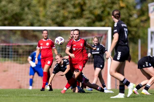Regionalliga Nordost Frauen 1 FFV Erfurt vs 1 FC Magdeburg Erfurt 31 08 2025 Neele Gast 11 1 FFV Erfurt vs Johanna Giese 26 1 FC Magdeburg behind Regionalliga Nordost Frauen 1 FFV Erfurt vs 1 FC Magdeburg Sportforum Johannesplatz Erfurt 31 08 2025 Copyright: xBEAUTIFULxSPORTS Duehringx
