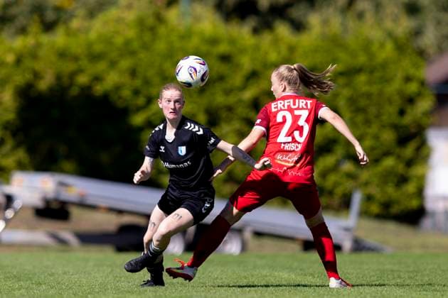 Regionalliga Nordost Frauen 1 FFV Erfurt vs 1 FC Magdeburg Erfurt 31 08 2025 Chantal Schmidt 2 1 FC Magdeburg vs Lena Frisch 23 1 FFV Erfurt Regionalliga Nordost Frauen 1 FFV Erfurt vs 1 FC Magdeburg Sportforum Johannesplatz Erfurt 31 08 2025 Copyright: xBEAUTIFULxSPORTS Duehringx