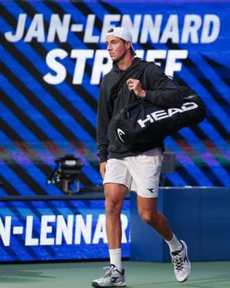 Jan Lennard Struff GER enters the court, US Open Championships 2023, USTA Billie Jean King National Tennis Center, Flushing Meadows, New York, USA Copyright: xJuergenxHasenkopfx