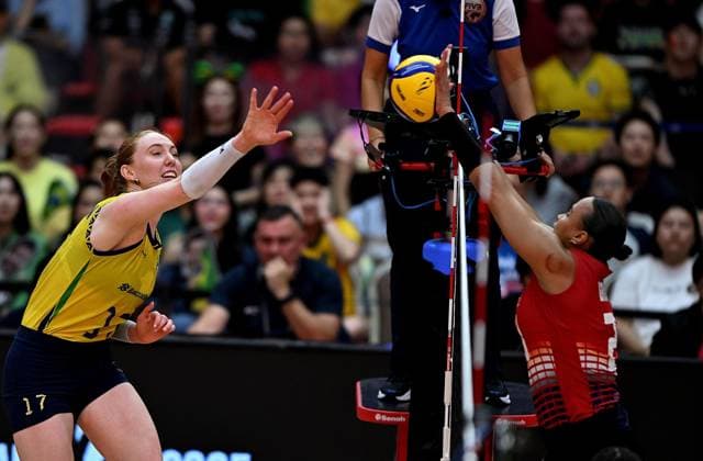 (250901) -- BANGKOK, Sept. 1, 2025 -- Julia Isabelle Bergmann (L) of Brazil spikes the ball during the Round of 16 match between Brazil and the Dominican Republic at the Volleyball Women s World Championship, WM, Weltmeisterschaft in Bangkok, Thailand, Aug. 31, 2025. ) (SP)THAILAND-BANGKOK-VOLLEYBALL-WOMEN S WORLD CHAMPIONSHIP-BRAZIL VS THE DOMINICAN REPUBLIC HouxZhaokang 