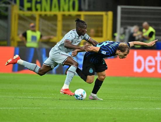 (250901) -- MILAN, Sept. 1, 2025 -- Inter Milan s Nicolo Barella (R) vies with Udinese s Vakoun Bayo during a Serie A football match between Inter Milan and Udinese in Milan, Italy, Aug. 31, 2025. (Photo by Xinhua) (SP)ITALY-MILAN-FOOTBALL-SERIE A-INTER MILAN VS UDINESE AlbertoxLingria 