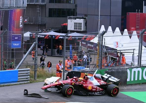 31 08 2025, xrarjax, Motorsport FIA Formula 1, 2025 Dutch Grand Prix v l Lewis Hamilton Ferrari starting number 44 crashes his car into the barriers Crash Zandvoort MANDATORY CREDIT: Beto Issa ALL RIGHTS RESERVED: www.betoissaphotos.com