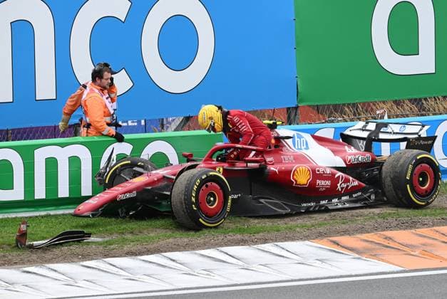 31 08 2025, xrarjax, Motorsport FIA Formula 1, 2025 Dutch Grand Prix v l Lewis Hamilton Ferrari starting number 44 crashes his car into the barriers Crash Zandvoort MANDATORY CREDIT: Beto Issa ALL RIGHTS RESERVED: www.betoissaphotos.com