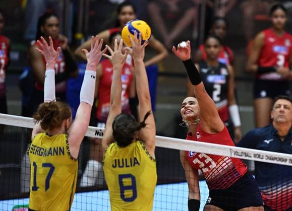 (250901) -- BANGKOK, Sept. 1, 2025 -- Gaila Ceneida Gonzalez Lopez (R) of the Dominican Republic spikes the ball during the Round of 16 match between Brazil and the Dominican Republic at the Volleyball Women s World Championship, WM, Weltmeisterschaft in Bangkok, Thailand, Aug. 31, 2025. ) (SP)THAILAND-BANGKOK-VOLLEYBALL-WOMEN S WORLD CHAMPIONSHIP-BRAZIL VS THE DOMINICAN REPUBLIC HouxZhaokang 