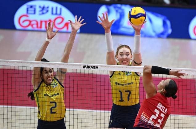 (250901) -- BANGKOK, Sept. 1, 2025 -- Diana Duarte Alecrim (L) and Julia Isabelle Bergmann (C) of Brazil block during the Round of 16 match between Brazil and the Dominican Republic at the Volleyball Women s World Championship, WM, Weltmeisterschaft in Bangkok, Thailand, Aug. 31, 2025. ) (SP)THAILAND-BANGKOK-VOLLEYBALL-WOMEN S WORLD CHAMPIONSHIP-BRAZIL VS THE DOMINICAN REPUBLIC HouxZhaokang 