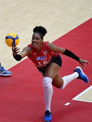 (250901) -- BANGKOK, Sept. 1, 2025 -- Yonkaira Paola Pena Isabel of the Dominican Republic tries to save the ball during the Round of 16 match between Brazil and the Dominican Republic at the Volleyball Women s World Championship, WM, Weltmeisterschaft in Bangkok, Thailand, Aug. 31, 2025. ) (SP)THAILAND-BANGKOK-VOLLEYBALL-WOMEN S WORLD CHAMPIONSHIP-BRAZIL VS THE DOMINICAN REPUBLIC HouxZhaokang 