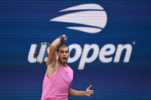 (250901) -- NEW YORK, Sept. 1, 2025 -- Carlos Alcaraz of Spain hits a return during the men s singles fourth round match against Arthur Rinderknech of France at the 2025 US Open tennis championships in New York, the United States, Aug. 31, 2025. ) (SP)U.S.-NEW YORK-TENNIS-US OPEN-MEN S SINGLES-ALCARAZ VS RINDERKNECH LixRui 