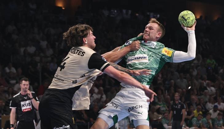 Lars Mitchell Kooij, Elias Scholtes, Mathias Gidsel duel Match scene Action Sport Handball HBL Bundesliga Men 1 Matchday Season 2025 2026 31 08 2025 Füchse Berlin vs Bergischer HC