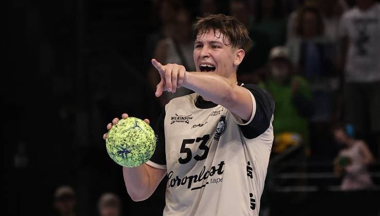 Sören Steinhaus pointing at the ball, gesticulating upper body action Sport Handball HBL Bundesliga Men 1 Matchday Season 2025 2026 31 08 2025 Füchse Berlin vs Bergischer HC