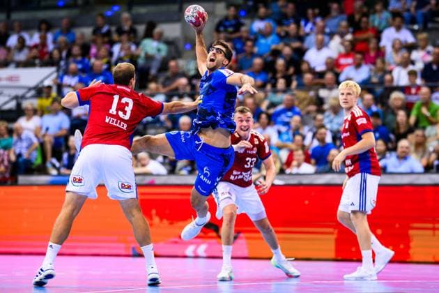 TVB Stuttgart HSV Hamburg Handball 1 Bundesliga, Men, Season 2025 2026, TVB Stuttgart HSV Hamburg, Porsche Arena Stuttgarts Antonio Serradilla 2 f l in action against Hamburgs Niklas Weller l and Hamburgs Moritz Sauter 2 f r Stuttgart Porsche Arena Baden Württemberg Germany