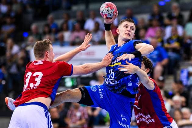 TVB Stuttgart HSV Hamburg Handball 1 Bundesliga, Men, Season 2025 2026, TVB Stuttgart HSV Hamburg, Porsche Arena Stuttgarts Simone Mengon M in action against Hamburgs Moritz Sauter l Stuttgart Porsche Arena Baden Württemberg Germany