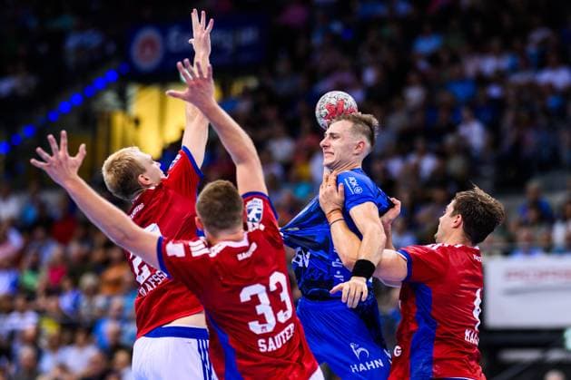 TVB Stuttgart HSV Hamburg Handball 1 Bundesliga, Men, Season 2025 2026, TVB Stuttgart HSV Hamburg, Porsche Arena Stuttgarts Simone Mengon 2 v r in action against Hamburgs Einar Olafsson l r , Hamburgs Moritz Sauter and Hamburgs Andreas Magaard Stuttgart Porsche Arena Baden Württemberg Germany
