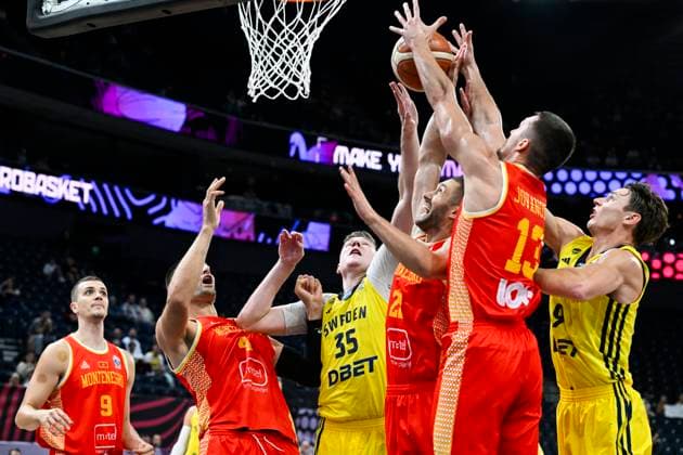 TAMMERFORS, FINLAND 20250901 Sveriges Simon Birgander och Pelle Larsson mot Montenegros Nikola VuÄeviÄ‡, Igor Drobnjak och Djordje JovanoviÄ‡ under matchen mellan Sverige och Montenegro i basket-EM i Nokia Arena i Tammerfors, Finland. *** Bilden ingar i SPORTPAKET. För övriga BETALBILD *** TAMMERFORS FINLAND x10070x  Copyright: xJessicaxGow TTx BASKET-EM SVERIGE-MONTENEGRO