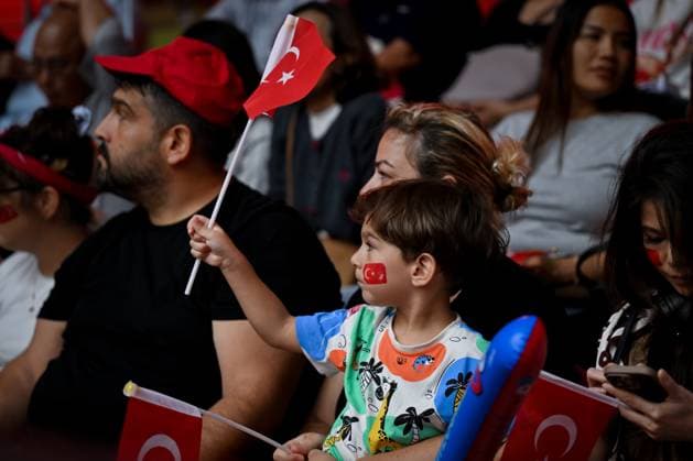 Turkiye v Slovenia - FIVB Women’s World Volleyball Championship BANGKOK, THAILAND - SEPTEMBER 01: A little boy holding Turkish flags in his hands and with his face painted in the shape of the Turkish flag is showing support from the stands ahead of the FIVB Women’s World Volleyball Championship match between Turkiye and Slovenia at Huamark Indoor Stadium in Bangkok, Thailand, on September 01, 2025. Mustafa Hatipoglu Anadolu Banghok Thailand. Editorial use only. Please get in touch for any other usage.  Copyright: x2025xAnadoluxMustafaxHatipoglux
