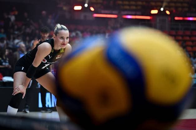 Turkiye v Slovenia - FIVB Women’s World Volleyball Championship BANGKOK, THAILAND - SEPTEMBER 01: Gizem Orge of Turkiye warms up prior to the FIVB Women’s World Volleyball Championship match between Turkiye and Slovenia at Huamark Indoor Stadium in Bangkok, Thailand, on September 01, 2025. Mustafa Hatipoglu Anadolu Banghok Thailand. Editorial use only. Please get in touch for any other usage.  Copyright: x2025xAnadoluxMustafaxHatipoglux