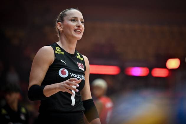Turkiye v Slovenia - FIVB Women’s World Volleyball Championship BANGKOK, THAILAND - SEPTEMBER 01: Gizem Orge of Turkiye warms up prior to the FIVB Women’s World Volleyball Championship match between Turkiye and Slovenia at Huamark Indoor Stadium in Bangkok, Thailand, on September 01, 2025. Mustafa Hatipoglu Anadolu Banghok Thailand. Editorial use only. Please get in touch for any other usage.  Copyright: x2025xAnadoluxMustafaxHatipoglux