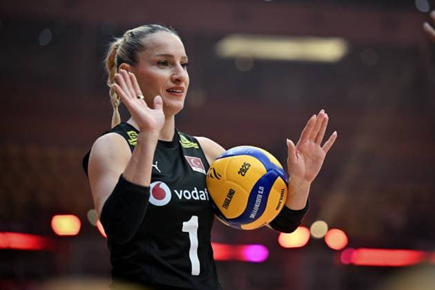 Turkiye v Slovenia - FIVB Women’s World Volleyball Championship BANGKOK, THAILAND - SEPTEMBER 01: Gizem Orge of Turkiye warms up prior to the FIVB Women’s World Volleyball Championship match between Turkiye and Slovenia at Huamark Indoor Stadium in Bangkok, Thailand, on September 01, 2025. Mustafa Hatipoglu Anadolu Banghok Thailand. Editorial use only. Please get in touch for any other usage.  Copyright: x2025xAnadoluxMustafaxHatipoglux