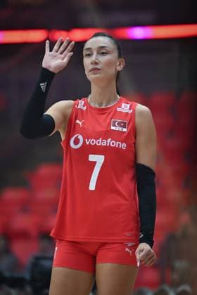 Turkiye v Slovenia - FIVB Women’s World Volleyball Championship BANGKOK, THAILAND - SEPTEMBER 01: Hande Baladin of Turkiye warms up prior to the FIVB Women’s World Volleyball Championship match between Turkiye and Slovenia at Huamark Indoor Stadium in Bangkok, Thailand, on September 01, 2025. Mustafa Hatipoglu Anadolu Banghok Thailand. Editorial use only. Please get in touch for any other usage.  Copyright: x2025xAnadoluxMustafaxHatipoglux