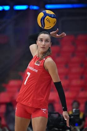 Turkiye v Slovenia - FIVB Women’s World Volleyball Championship BANGKOK, THAILAND - SEPTEMBER 01: Hande Baladin of Turkiye warms up prior to the FIVB Women’s World Volleyball Championship match between Turkiye and Slovenia at Huamark Indoor Stadium in Bangkok, Thailand, on September 01, 2025. Mustafa Hatipoglu Anadolu Banghok Thailand. Editorial use only. Please get in touch for any other usage.  Copyright: x2025xAnadoluxMustafaxHatipoglux