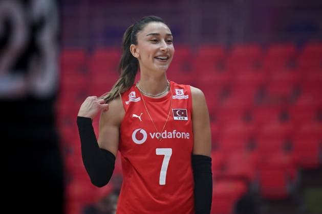 Turkiye v Slovenia - FIVB Women’s World Volleyball Championship BANGKOK, THAILAND - SEPTEMBER 01: Hande Baladin of Turkiye warms up prior to the FIVB Women’s World Volleyball Championship match between Turkiye and Slovenia at Huamark Indoor Stadium in Bangkok, Thailand, on September 01, 2025. Mustafa Hatipoglu Anadolu Banghok Thailand. Editorial use only. Please get in touch for any other usage.  Copyright: x2025xAnadoluxMustafaxHatipoglux