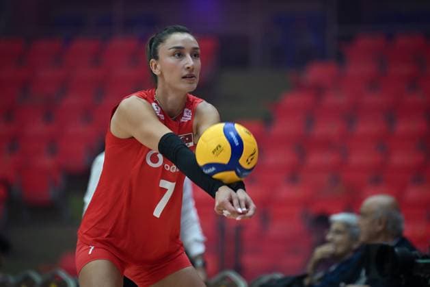 Turkiye v Slovenia - FIVB Women’s World Volleyball Championship BANGKOK, THAILAND - SEPTEMBER 01: Hande Baladin of Turkiye warms up prior to the FIVB Women’s World Volleyball Championship match between Turkiye and Slovenia at Huamark Indoor Stadium in Bangkok, Thailand, on September 01, 2025. Mustafa Hatipoglu Anadolu Banghok Thailand. Editorial use only. Please get in touch for any other usage.  Copyright: x2025xAnadoluxMustafaxHatipoglux